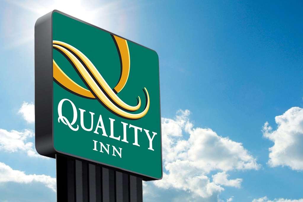 Quality Inn Middleburg Heights Exterior foto